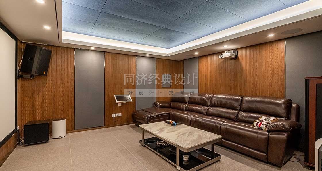 視聽室：為達(dá)到更好的觀影效果，設(shè)計師選擇了最靠里面的房間來做影音室，徹底避免多余的光影反射。墻地面做好隔音處理，選用多孔有機(jī)織物材料鋪設(shè)，墻面包上內(nèi)有海綿體的裝飾板，來整體提高吸音性能。