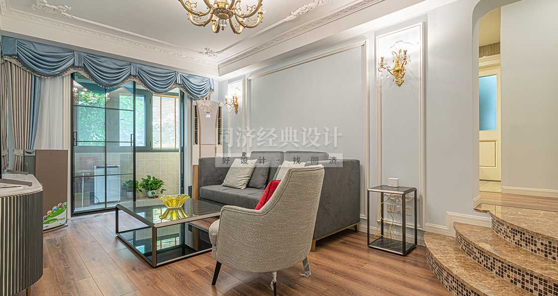 客廳：原有踏步比較大，而且直角不安全，改造成圓弧踏步，踏步用大理石，側(cè)面用馬賽克